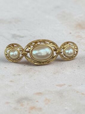 1960s Vintage Richelieu Faux Pearl Gold Tone Filigree Bar Brooch